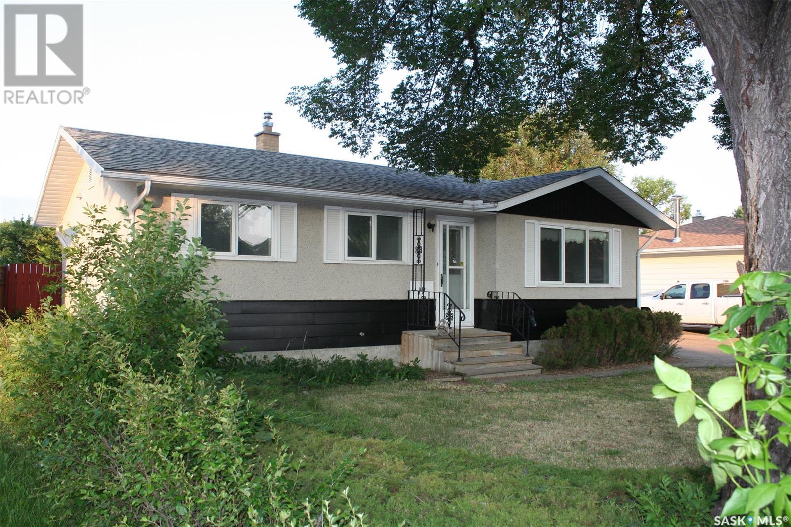 Photo 2 of 19 Merlin Crescent, Regina SK