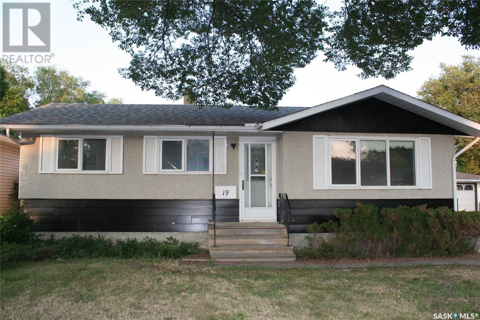 Photo 3 of 19 Merlin Crescent, Regina SK