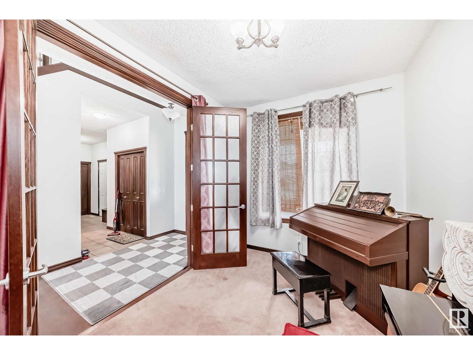 Photo 5 of 6406 Sandin Cr Nw, Edmonton AB