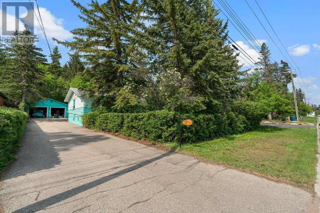 Single Family House for Sale in   Avenue NW Bowness Calgary 