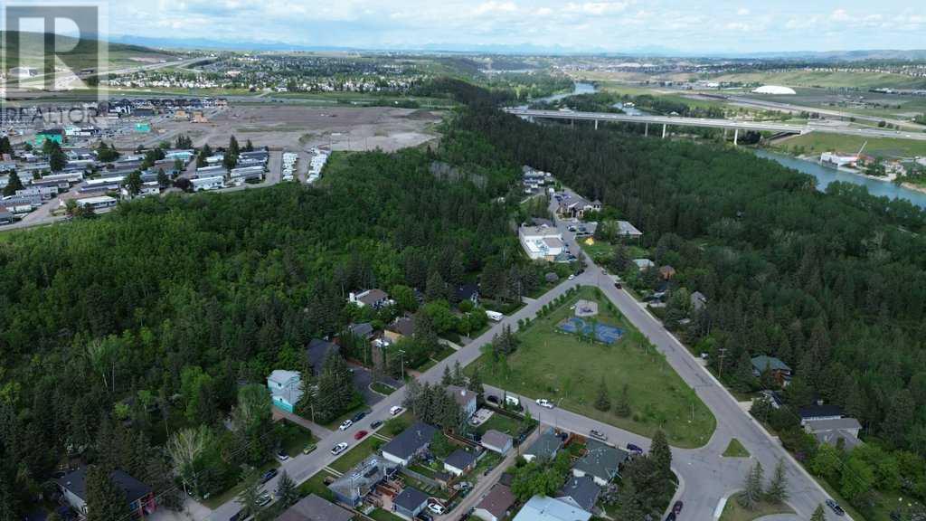 Single Family House for Sale in   Avenue NW Bowness Calgary 