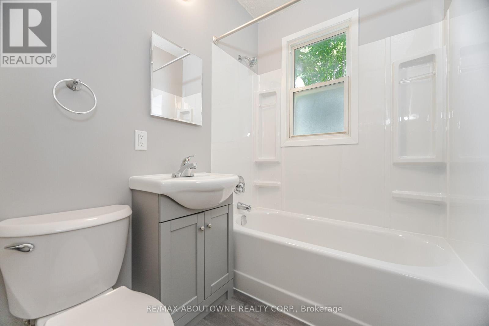 Photo 8 of 126 Cross Avenue, Oakville ON