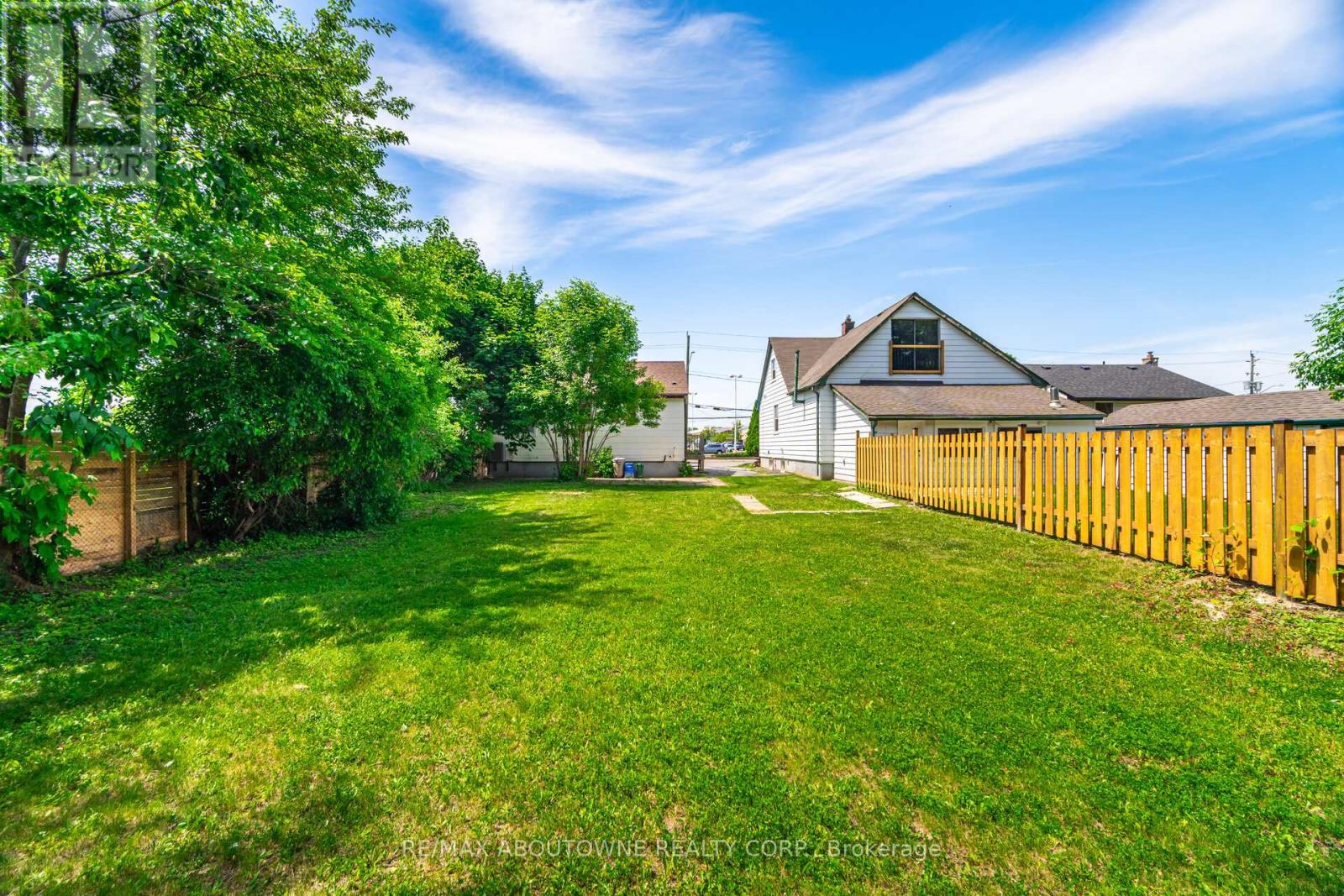 Photo 9 of 126 Cross Avenue, Oakville ON