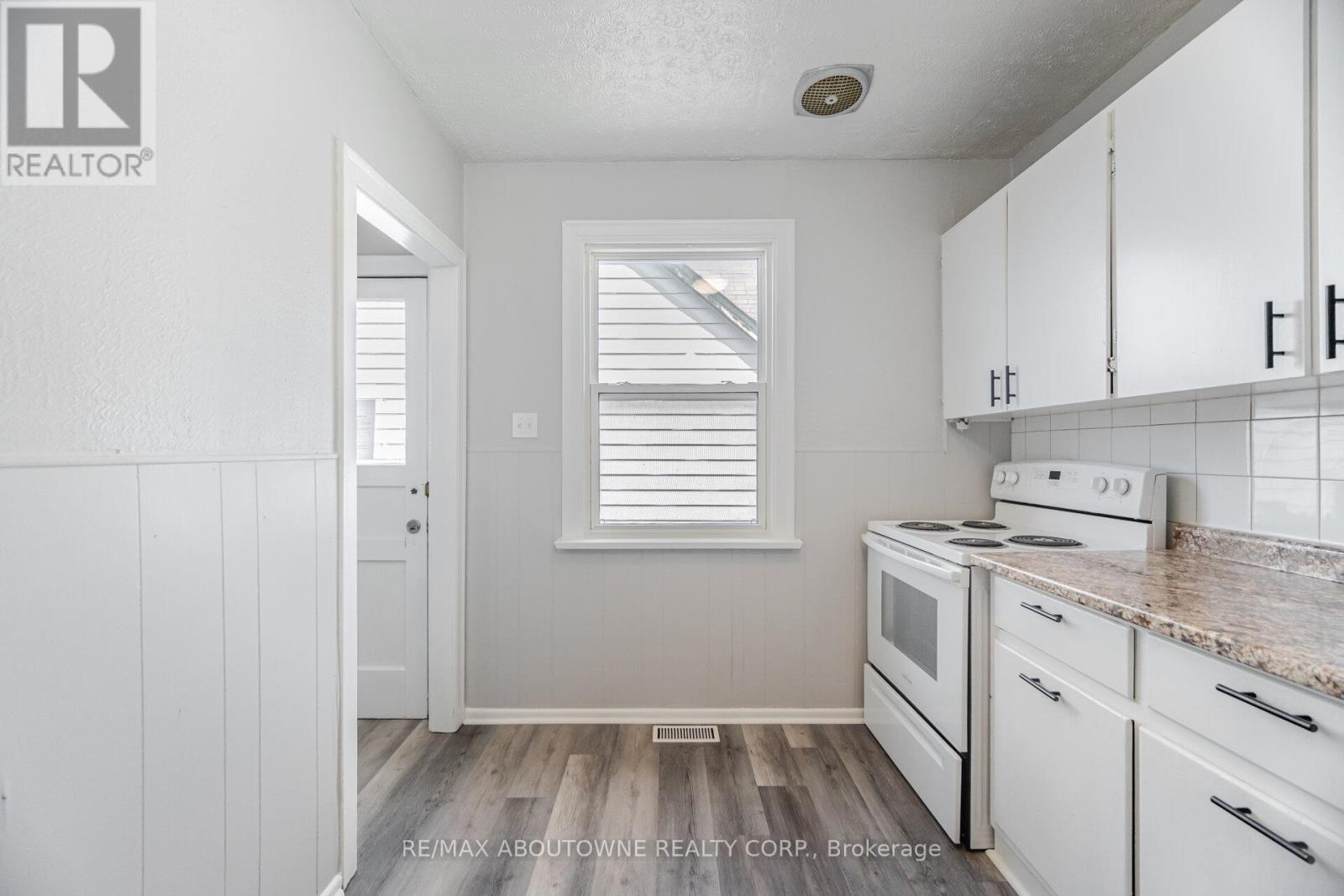 Photo 5 of 126 Cross Avenue, Oakville ON