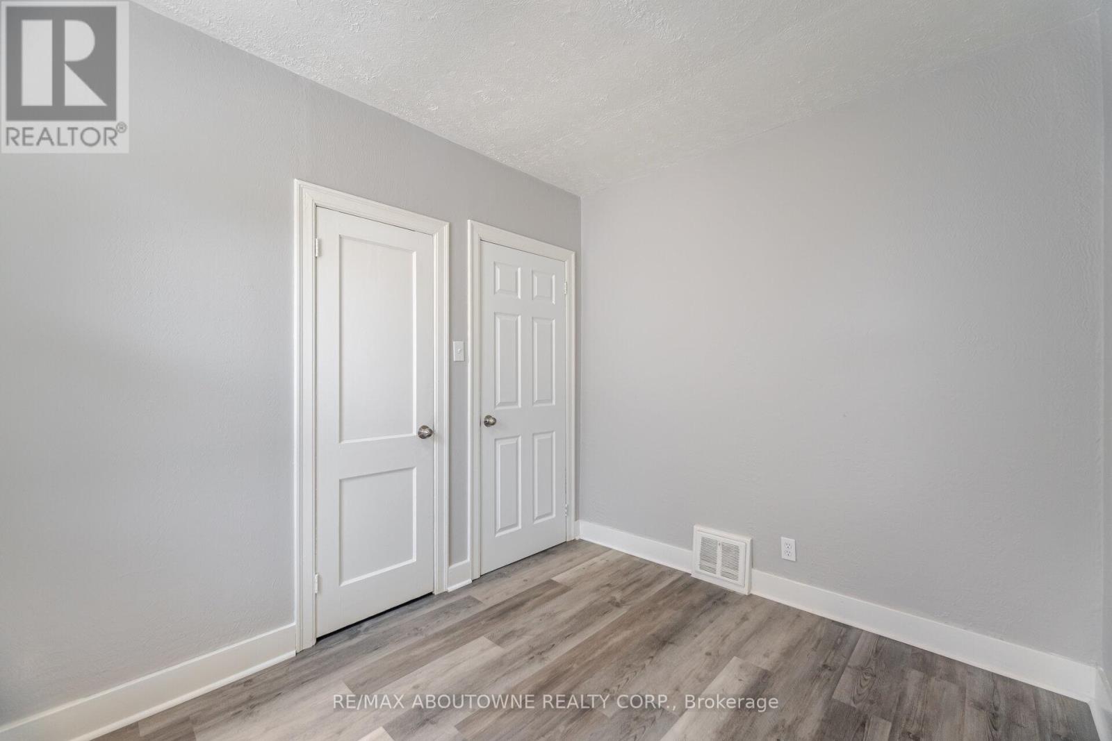 Photo 4 of 126 Cross Avenue, Oakville ON