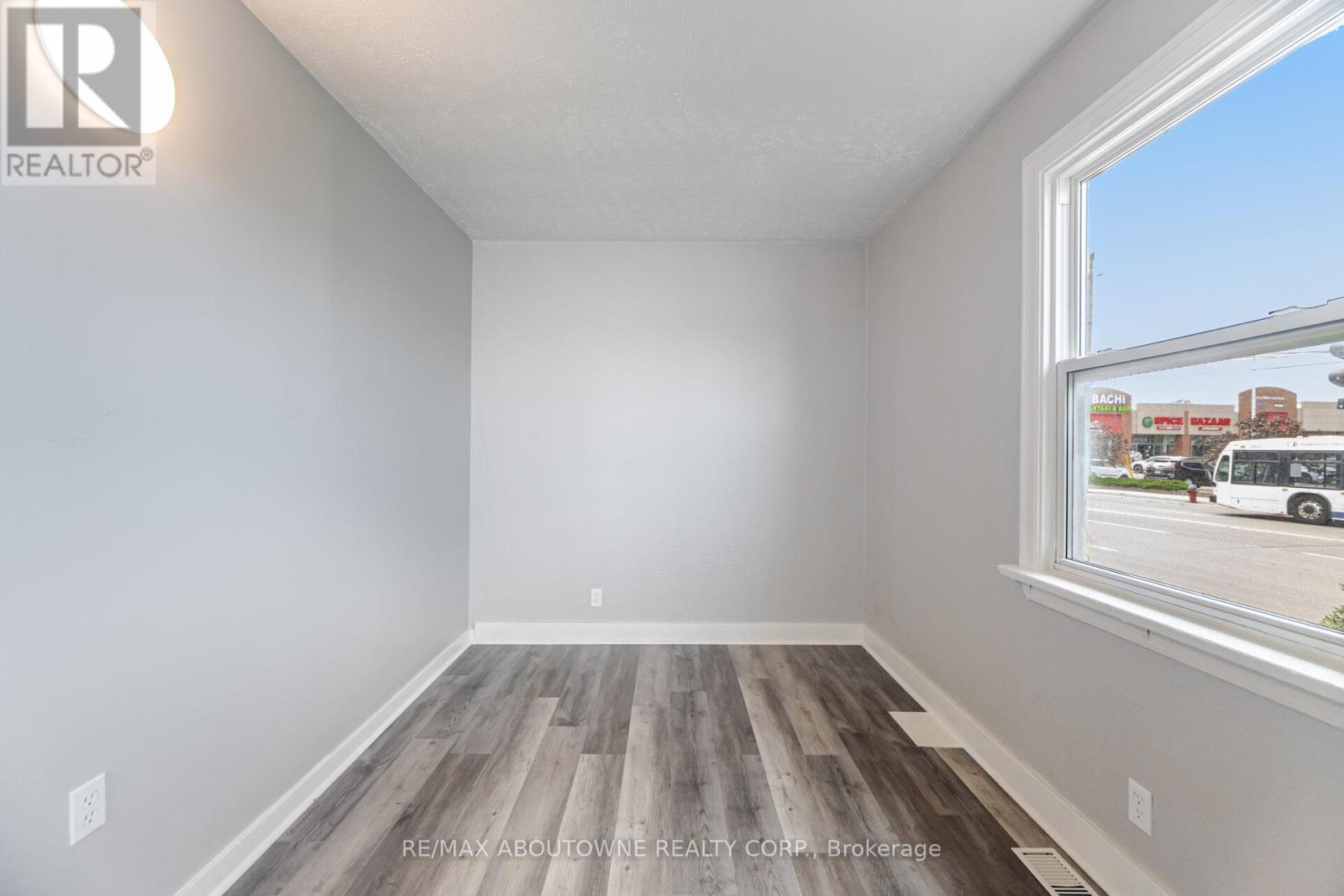 Photo 12 of 126 Cross Avenue, Oakville ON
