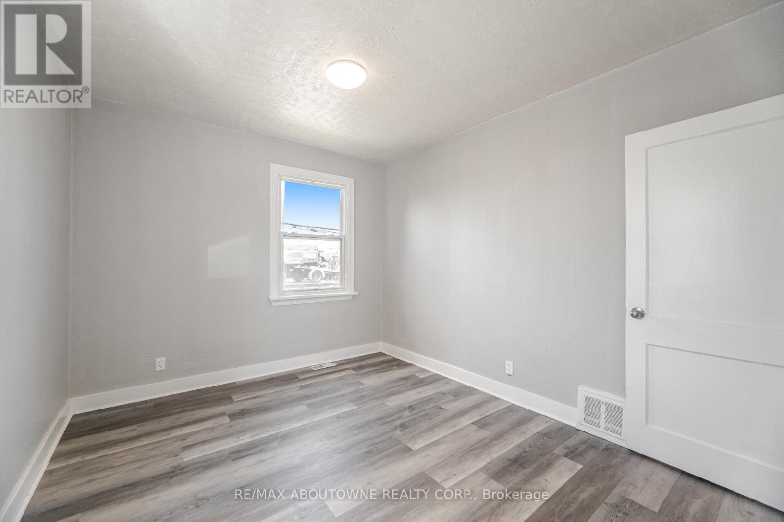 Photo 6 of 126 Cross Avenue, Oakville ON
