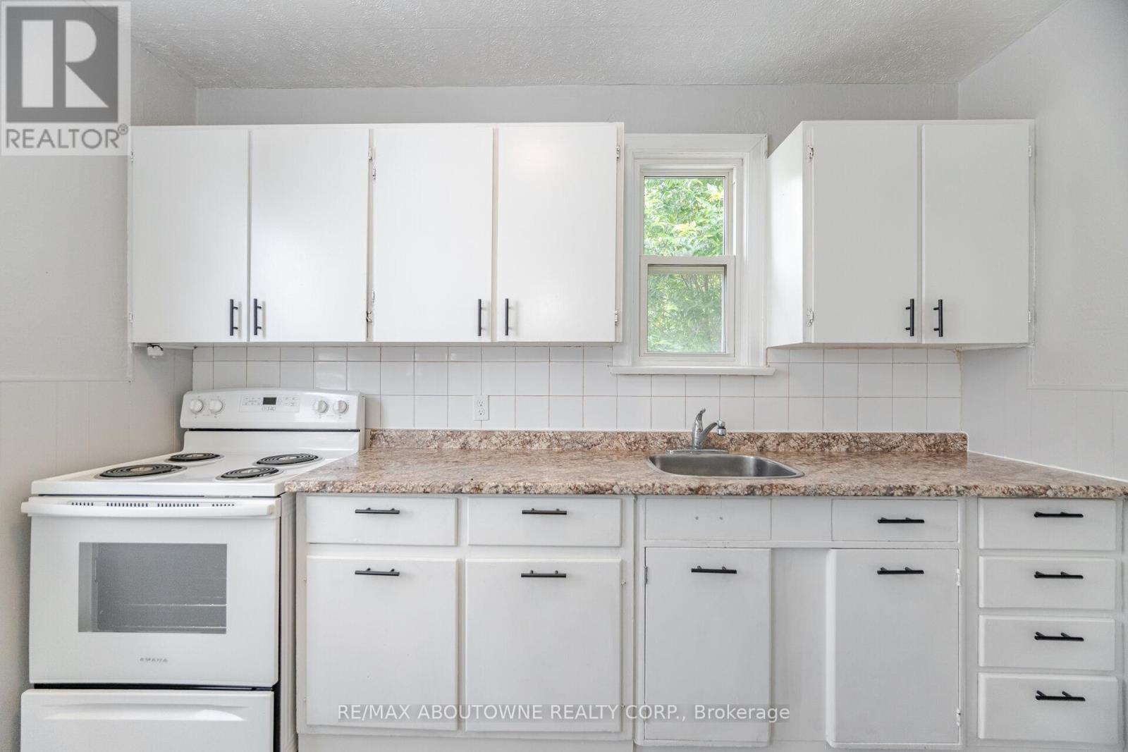 Photo 13 of 126 Cross Avenue, Oakville ON