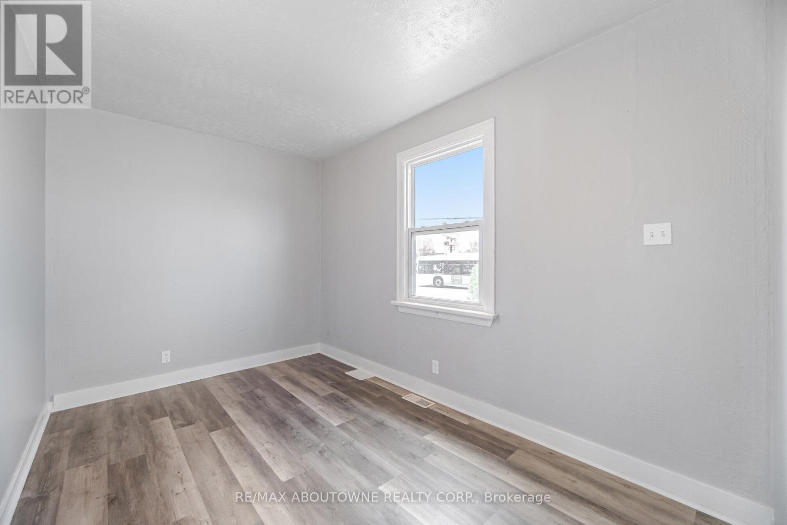 Photo 19 of 126 Cross Avenue, Oakville ON