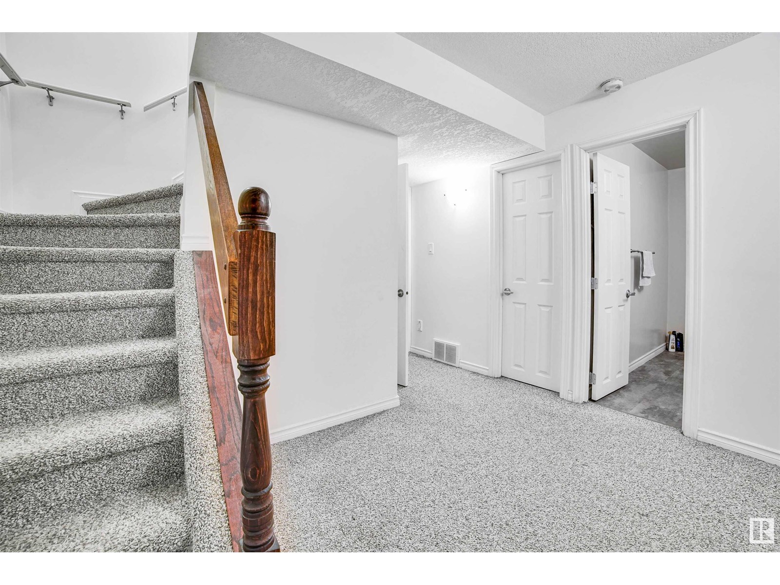Photo 10 of 3019 22 Av Nw, Edmonton AB