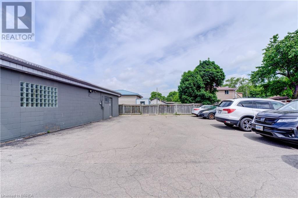 Photo 28 of 127 Charing Cross Street, Brantford ON