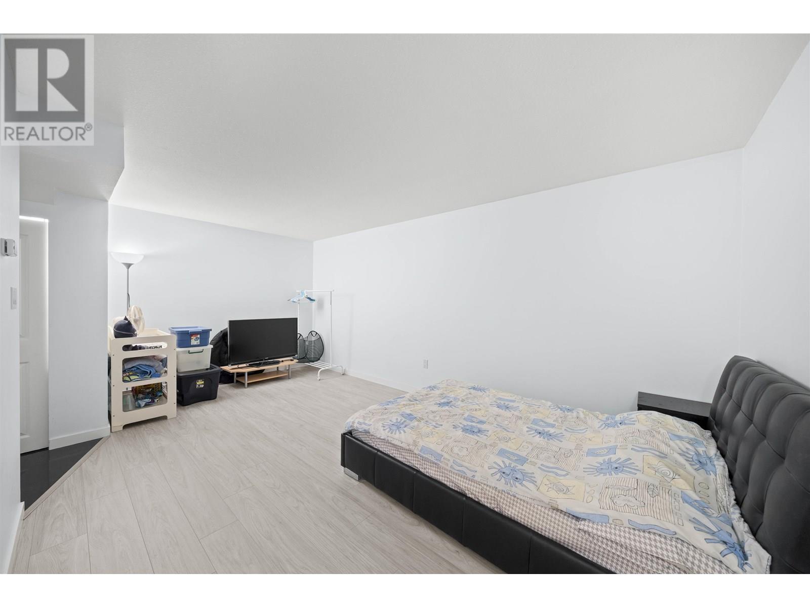 3 4238 BOND STREET, Burnaby