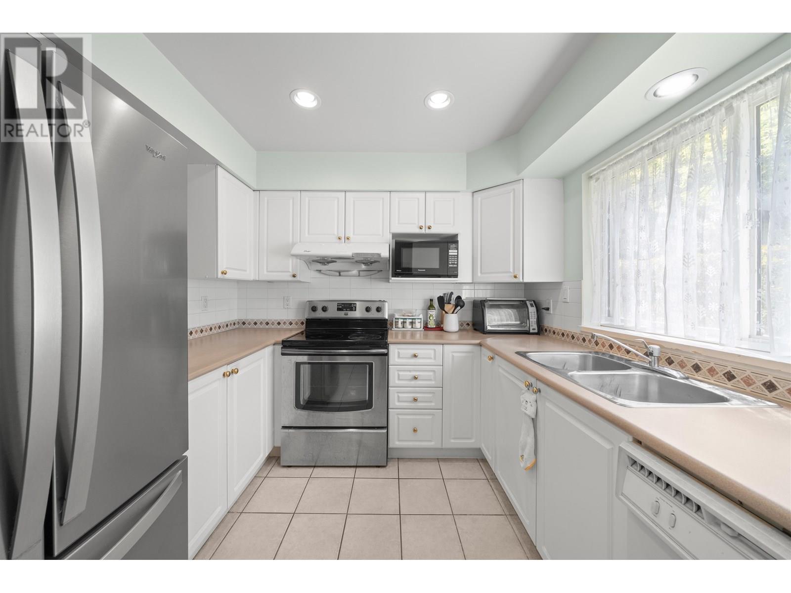 3 4238 BOND STREET, Burnaby