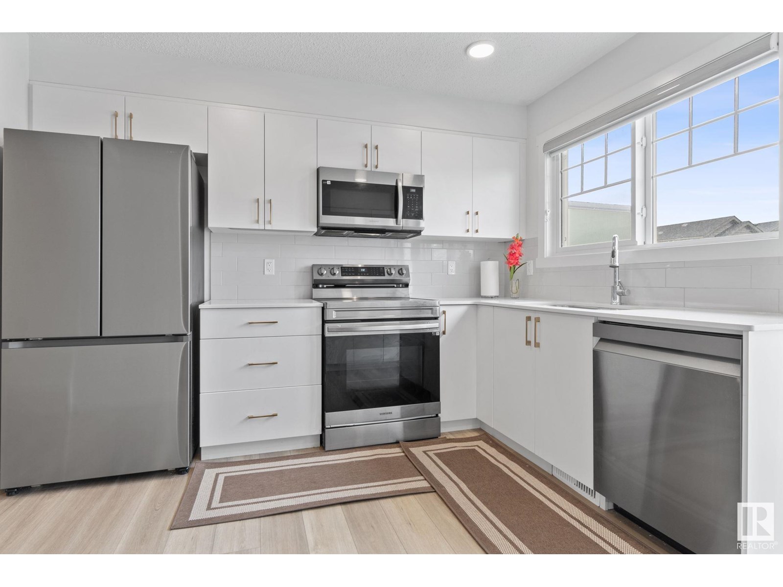 Photo 10 of 22727 84 Av Nw, Edmonton AB