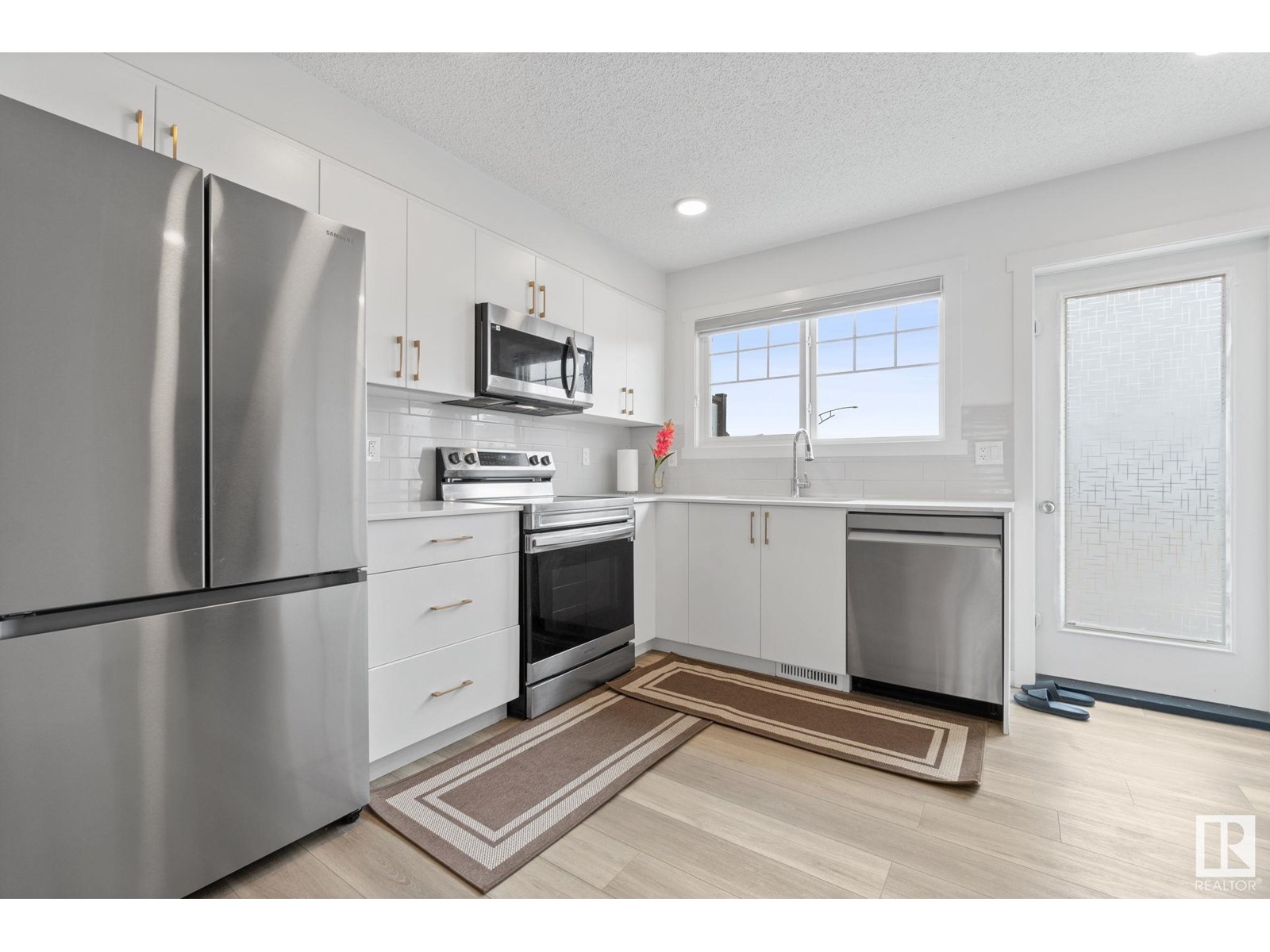 Photo 9 of 22727 84 Av Nw, Edmonton AB