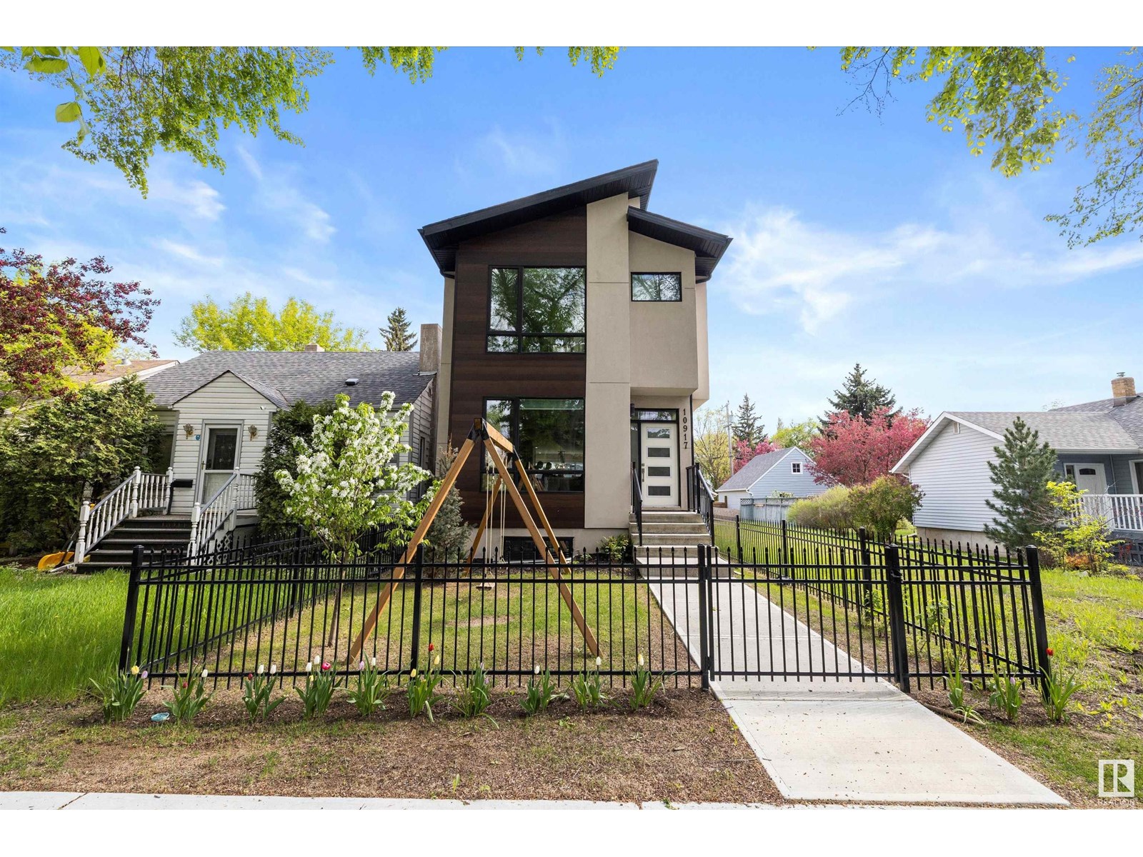 Photo 2 of 10917 79 Av Nw, Edmonton AB