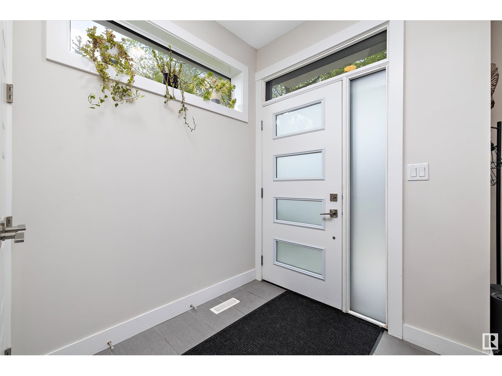 Photo 3 of 10917 79 Av Nw, Edmonton AB