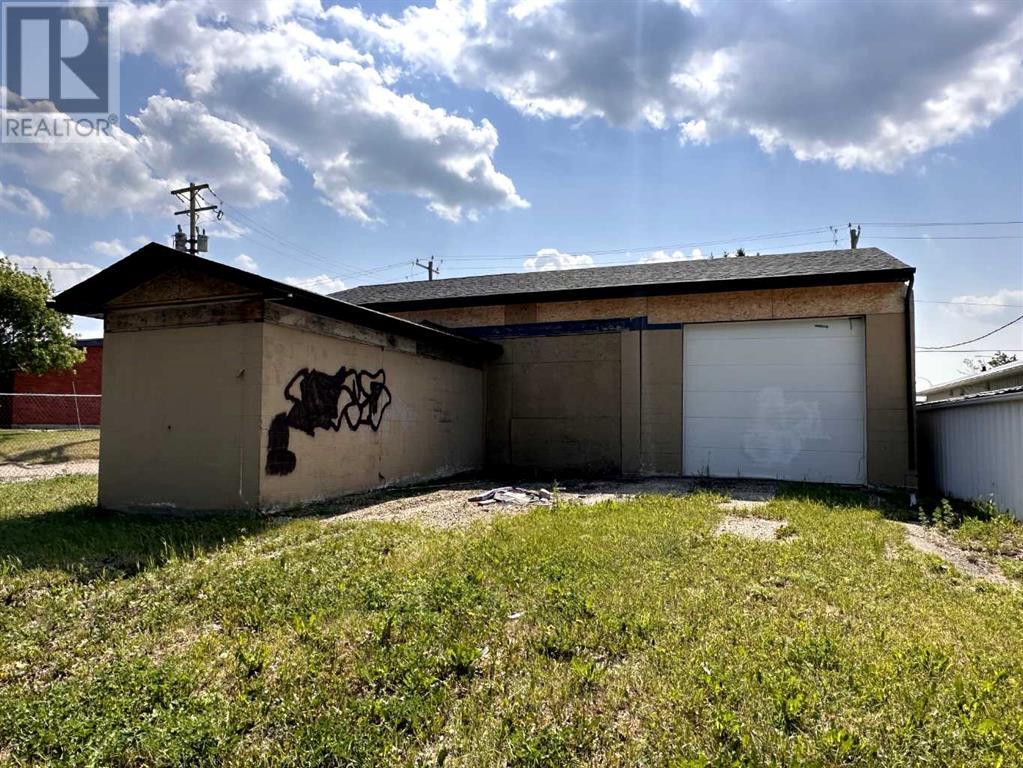 Photo 4 of 5120 49th Avenue, Innisfail AB