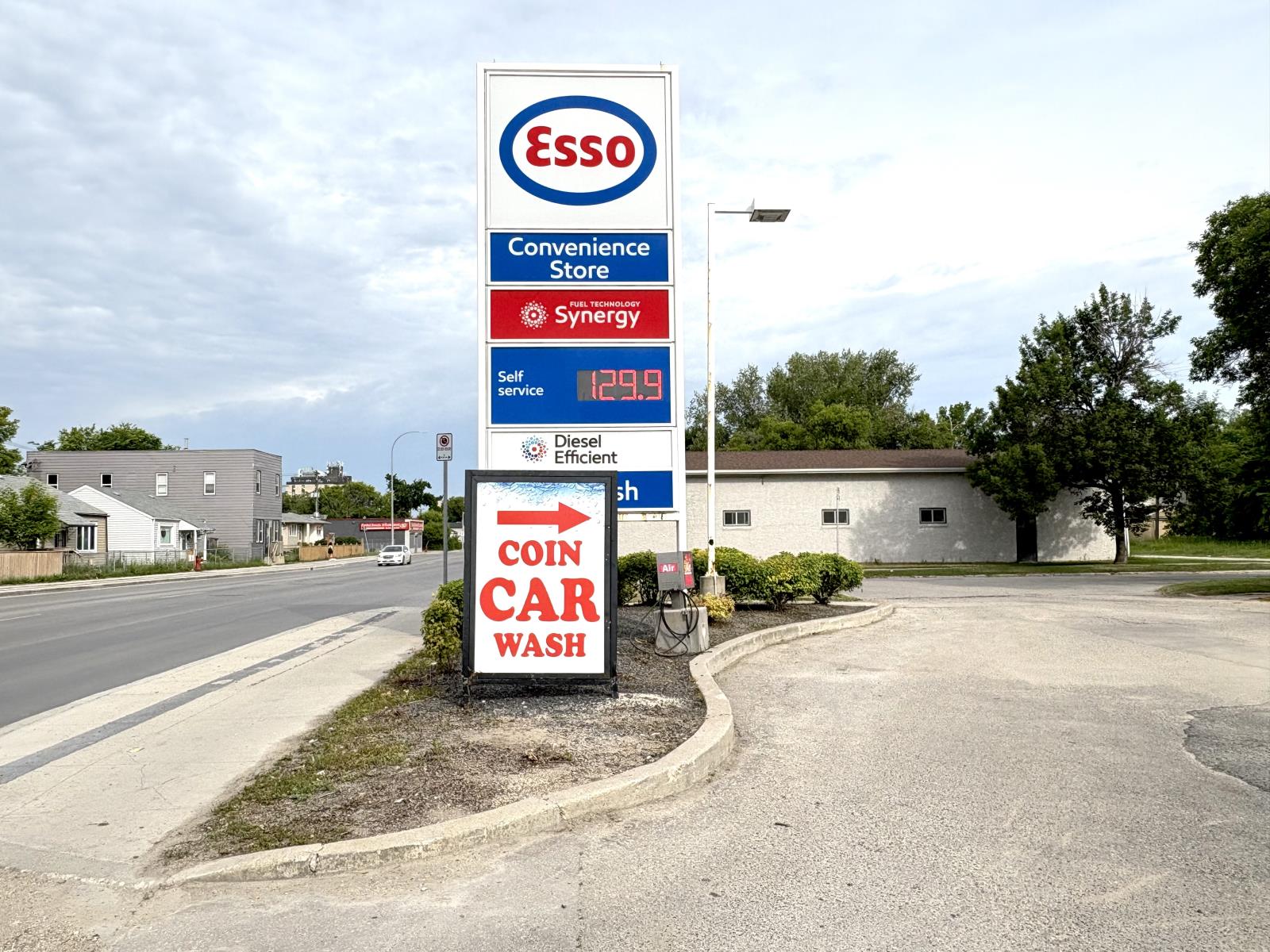 Photo 2 of 1539 Logan Ave, Winnipeg MB