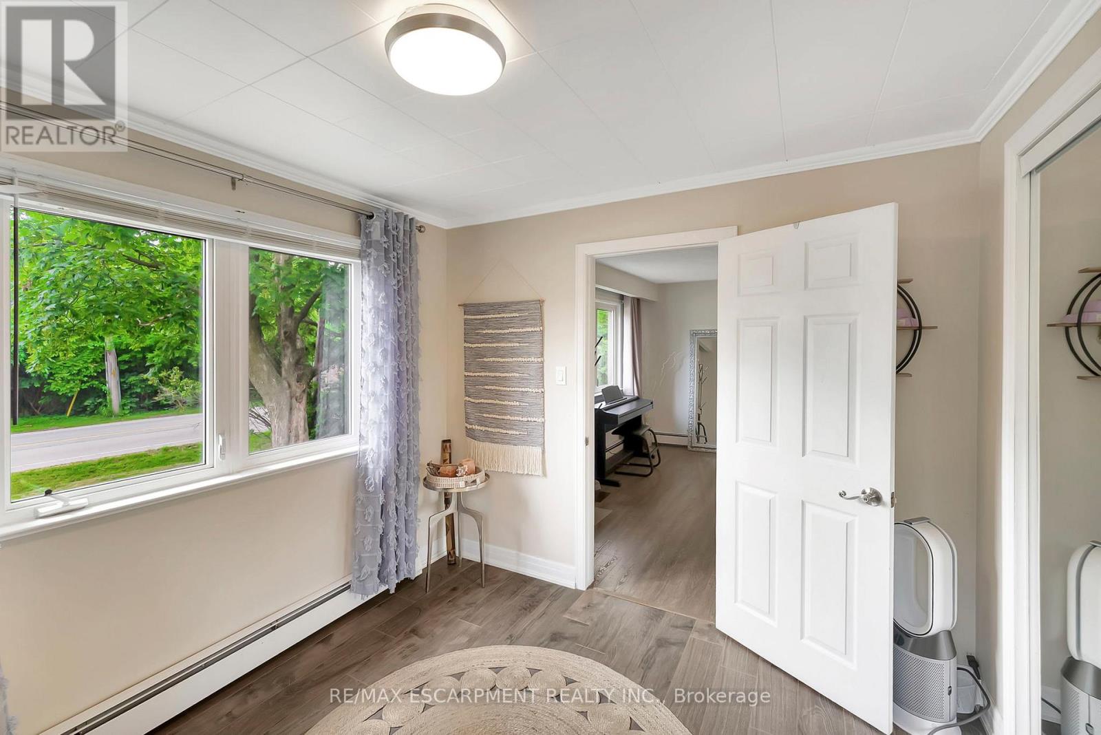Photo 33 of 2387 Glenwood School Drive, Burlington ON