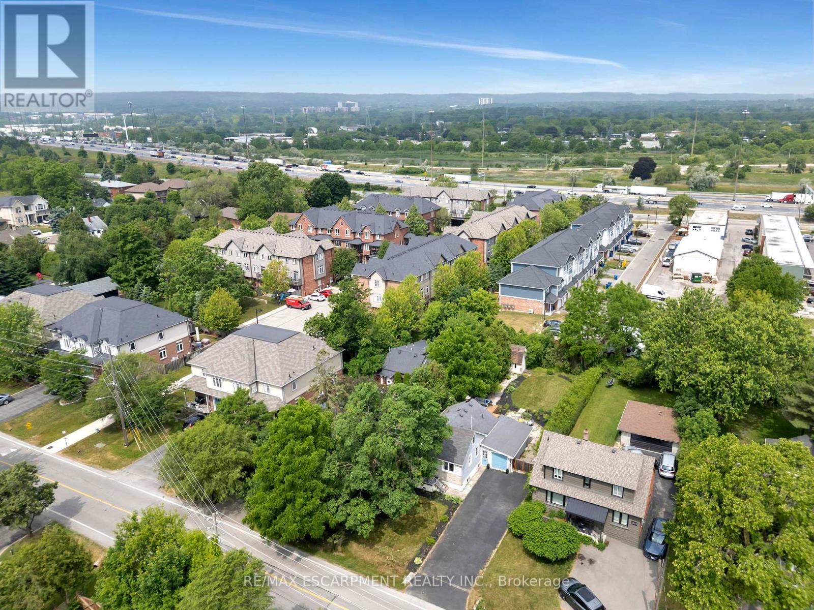 Photo 4 of 2387 Glenwood School Drive, Burlington ON