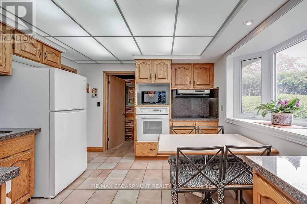 Photo 14 of 327 Strathcona Drive, Burlington ON