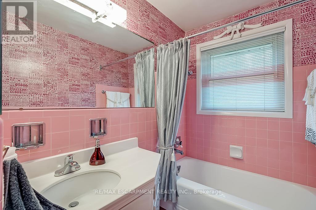 Photo 3 of 327 Strathcona Drive, Burlington ON