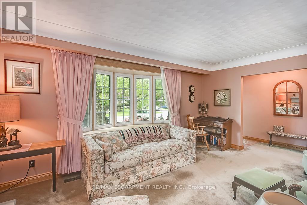 Photo 17 of 327 Strathcona Drive, Burlington ON