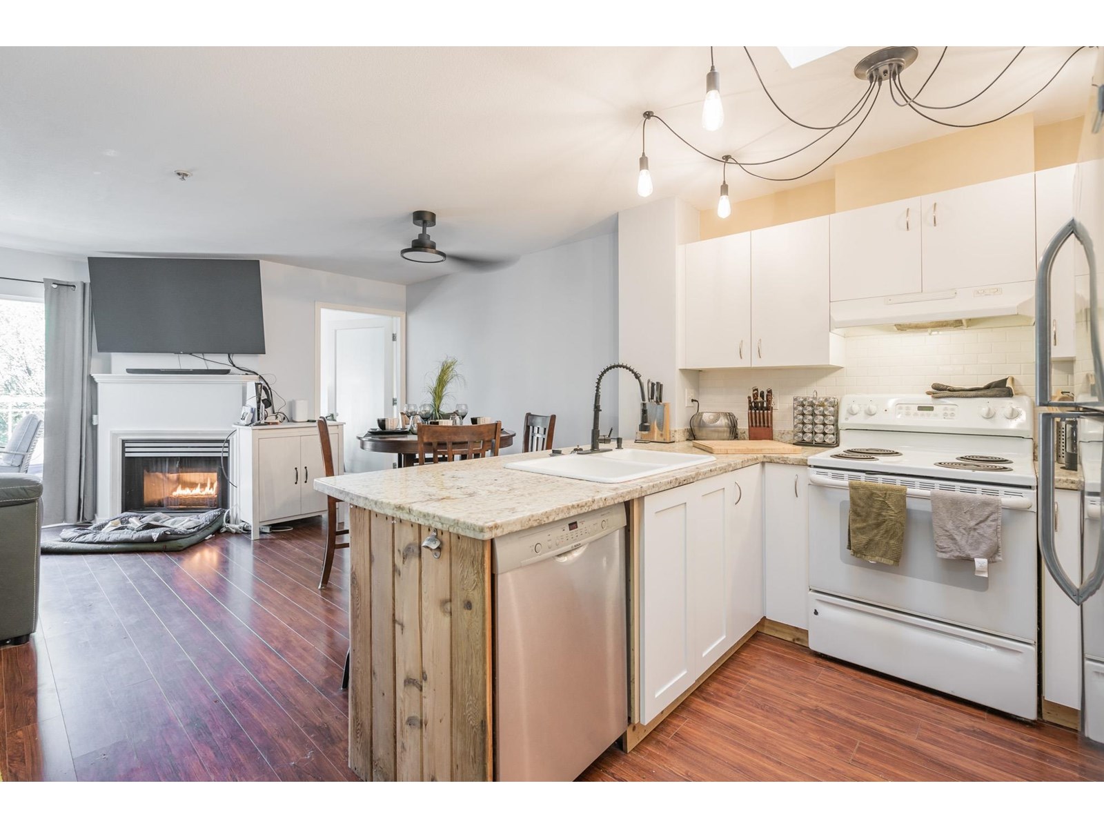 Photo 4 of 415 6359 198 Street, Langley BC