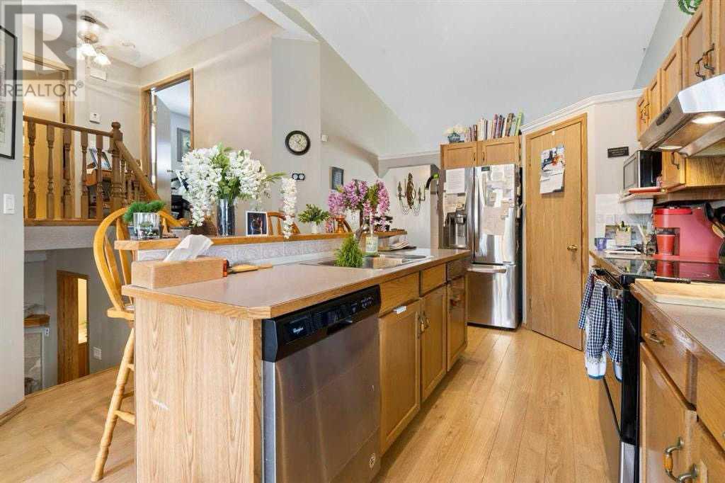Single Family House 3 Level for Sale in  Somercrest Gardens SW Somerset Calgary 