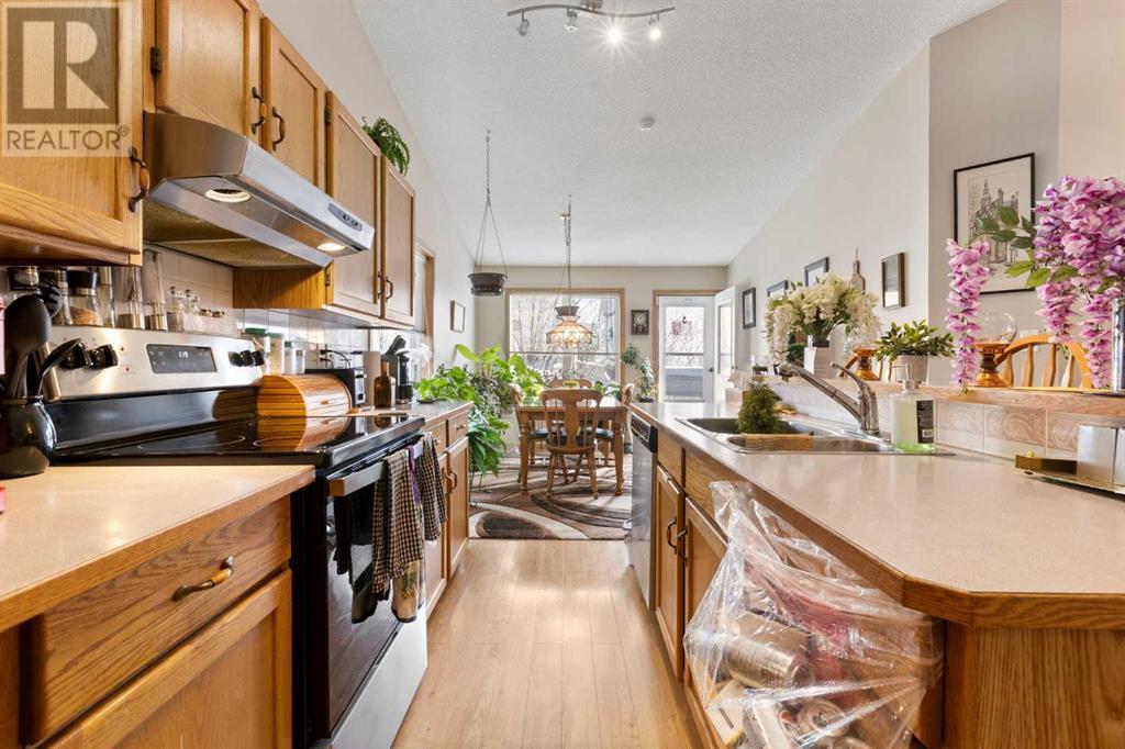 Single Family House 3 Level for Sale in  Somercrest Gardens SW Somerset Calgary 