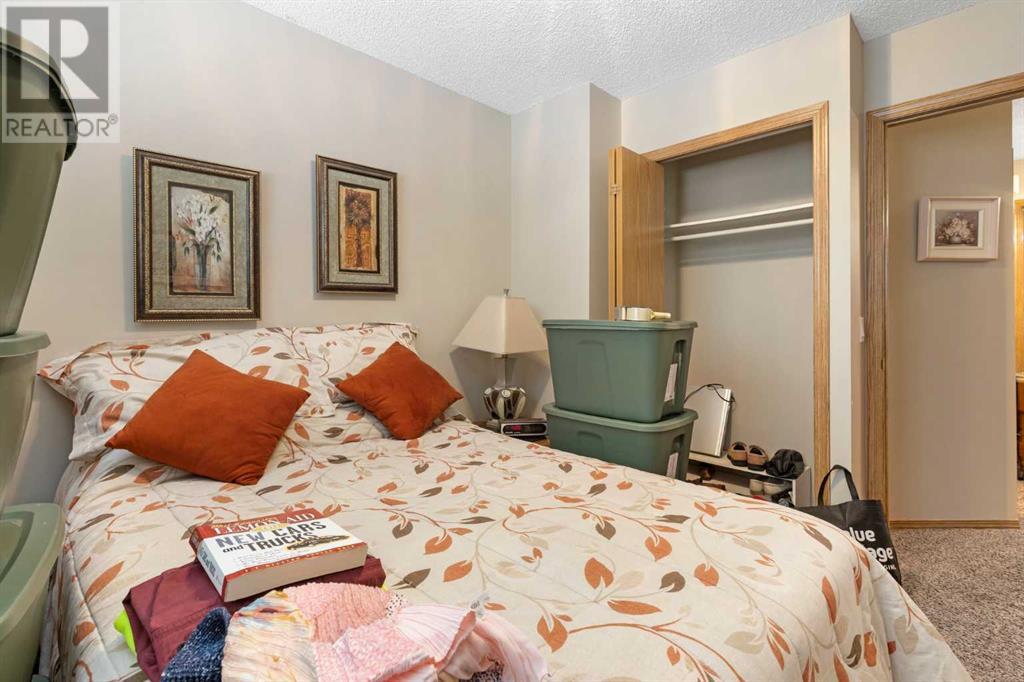 Single Family House 3 Level for Sale in  Somercrest Gardens SW Somerset Calgary 