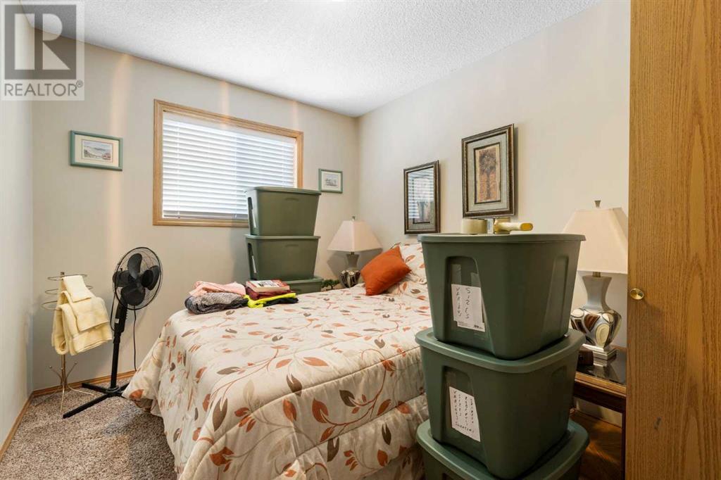 Single Family House 3 Level for Sale in  Somercrest Gardens SW Somerset Calgary 