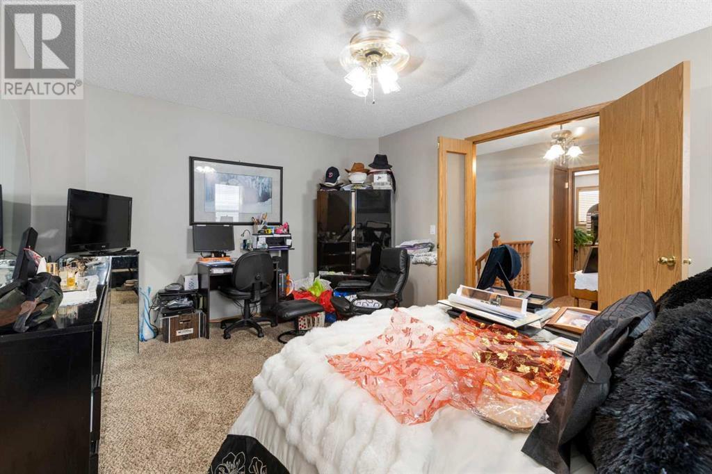 Single Family House 3 Level for Sale in  Somercrest Gardens SW Somerset Calgary 