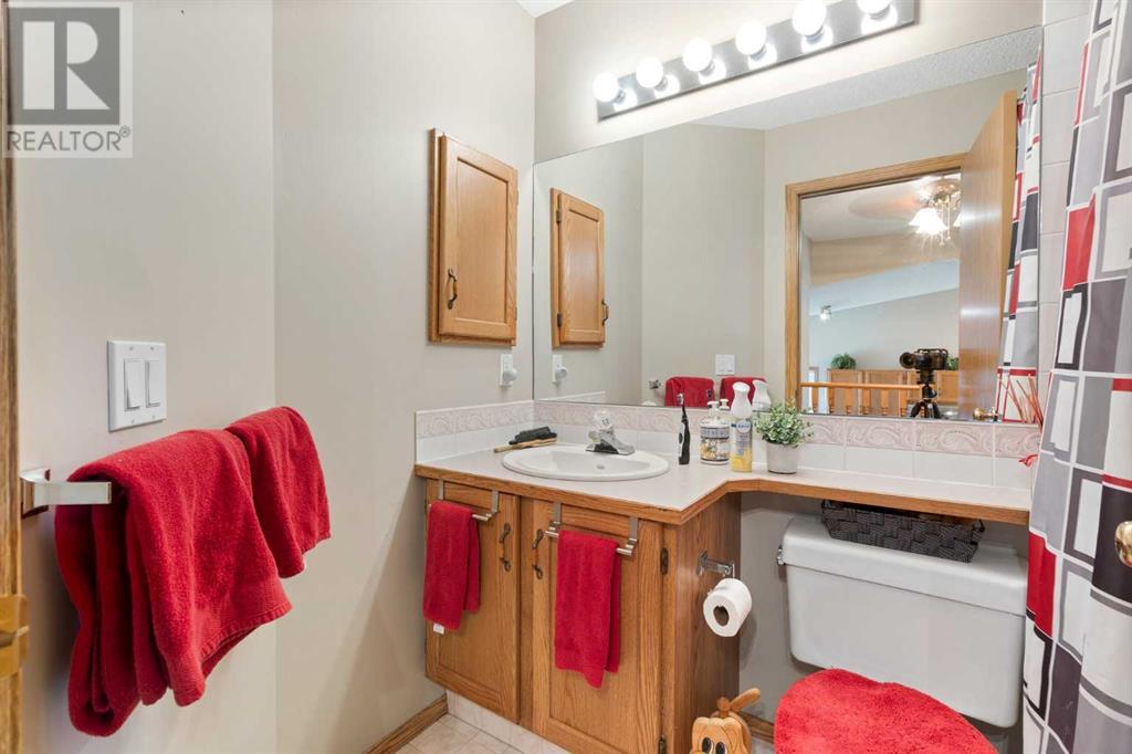 Single Family House 3 Level for Sale in  Somercrest Gardens SW Somerset Calgary 