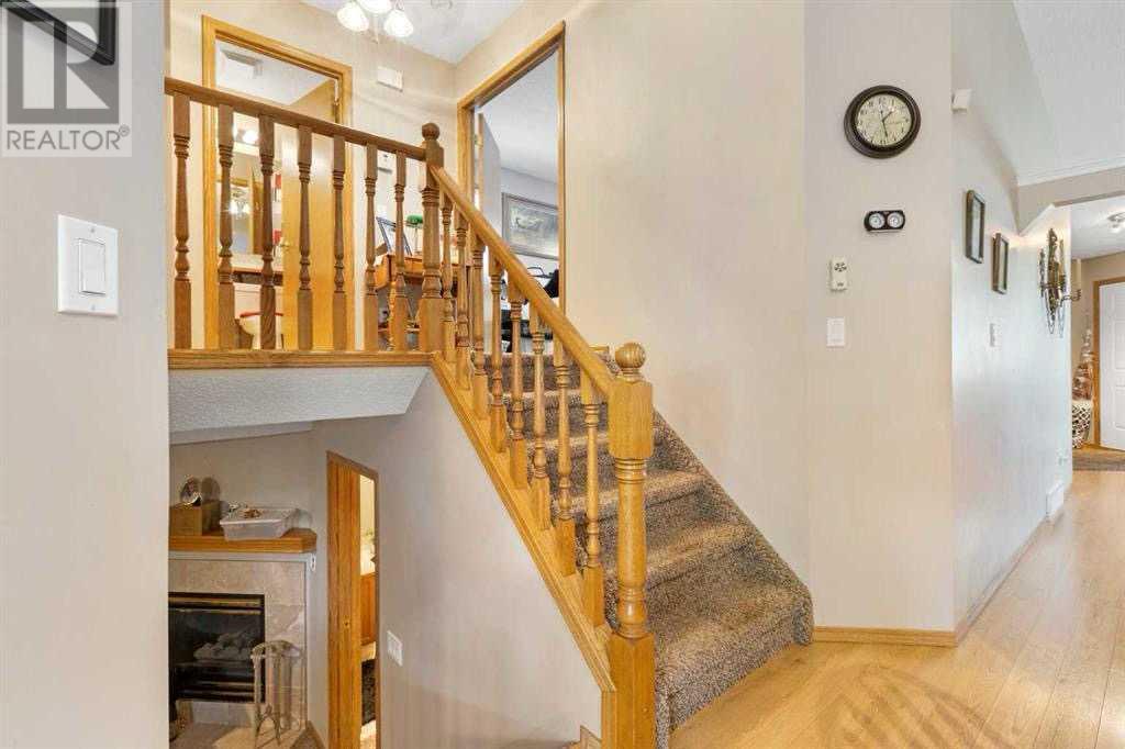 Single Family House 3 Level for Sale in  Somercrest Gardens SW Somerset Calgary 