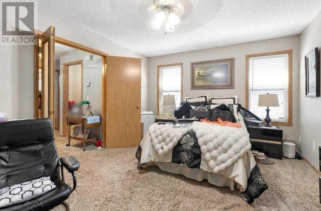 Single Family House 3 Level for Sale in  Somercrest Gardens SW Somerset Calgary 