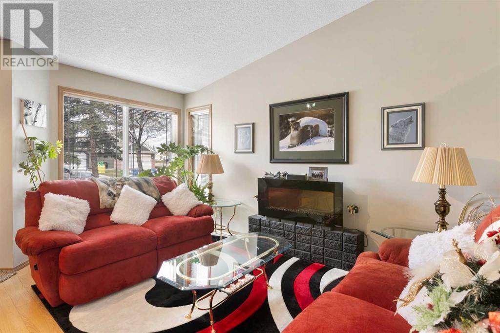 Single Family House 3 Level for Sale in  Somercrest Gardens SW Somerset Calgary 