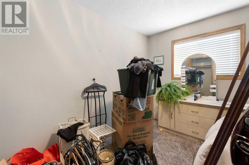 Single Family House 3 Level for Sale in  Somercrest Gardens SW Somerset Calgary 
