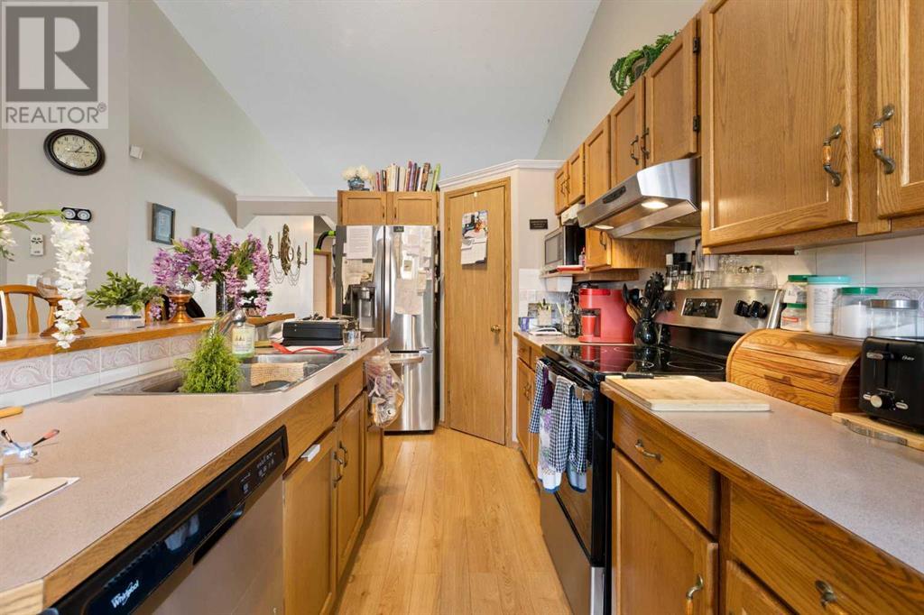 Single Family House 3 Level for Sale in  Somercrest Gardens SW Somerset Calgary 