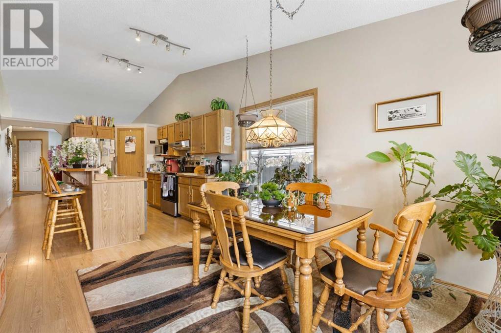 Single Family House 3 Level for Sale in  Somercrest Gardens SW Somerset Calgary 