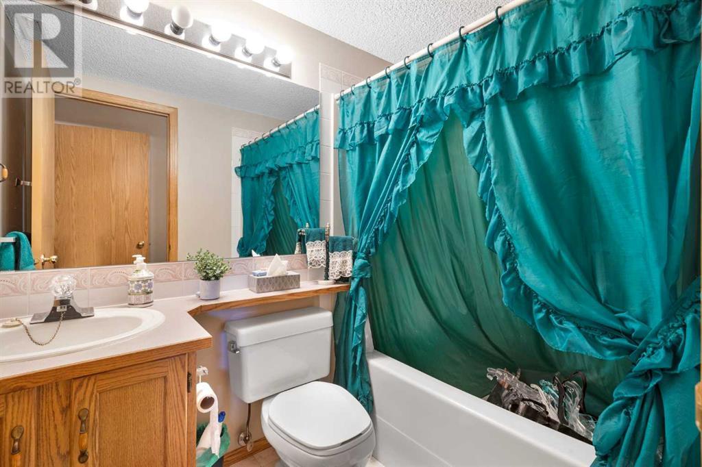 Single Family House 3 Level for Sale in  Somercrest Gardens SW Somerset Calgary 