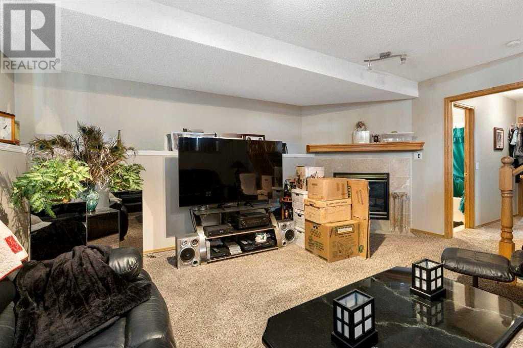 Single Family House 3 Level for Sale in  Somercrest Gardens SW Somerset Calgary 