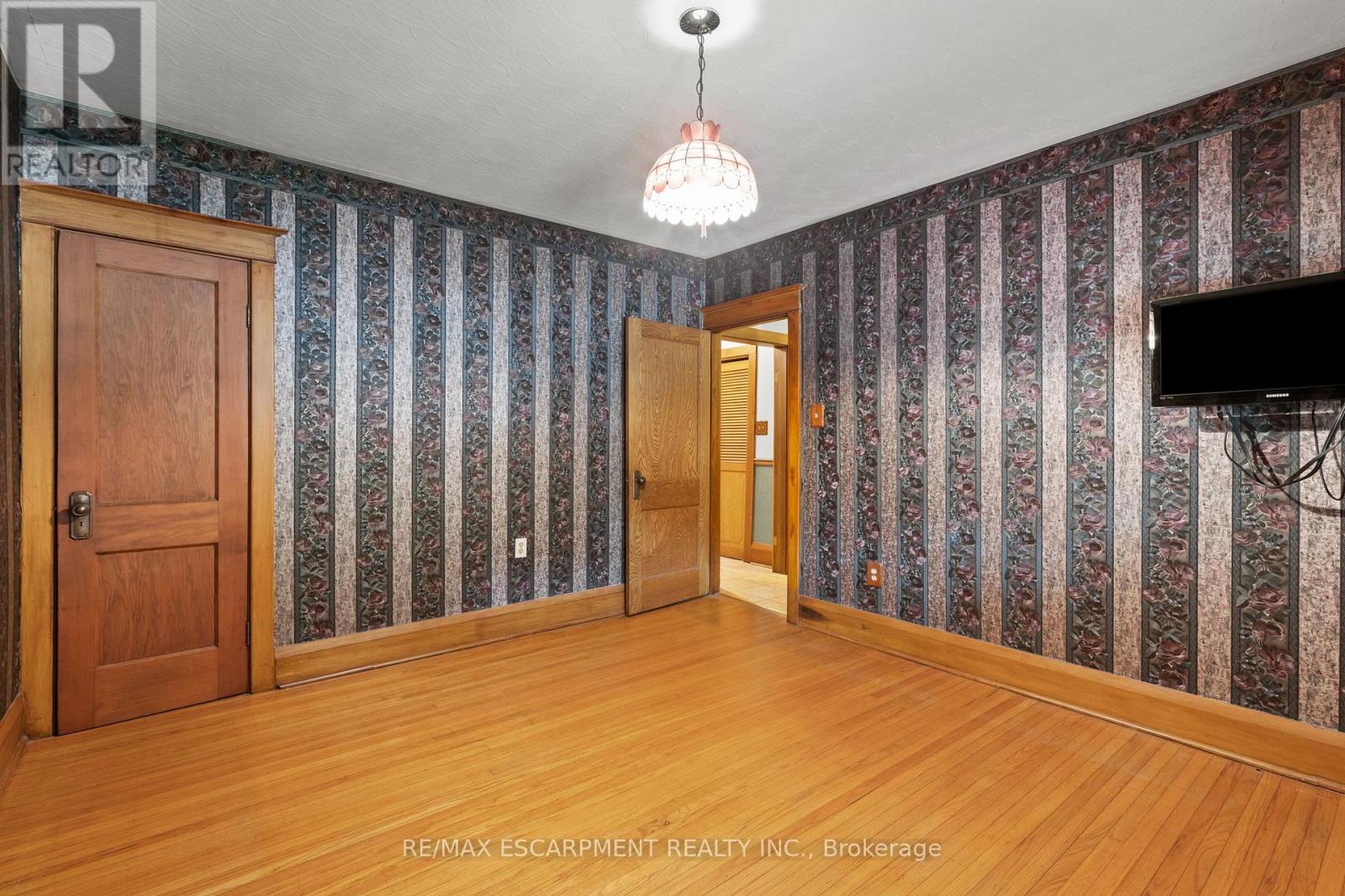 Photo 9 of 155 Balmoral Avenue S, Hamilton ON