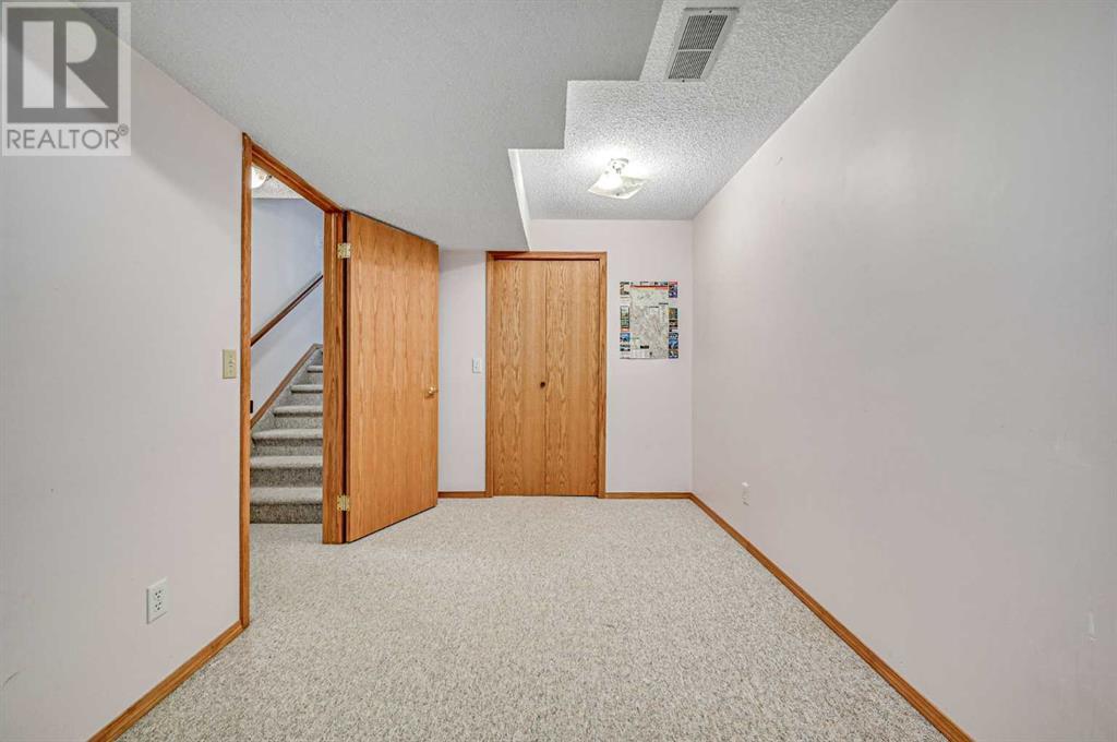 Single Family House 5 Level for Sale in  Sandpiper Way NW Sandstone Valley Calgary 