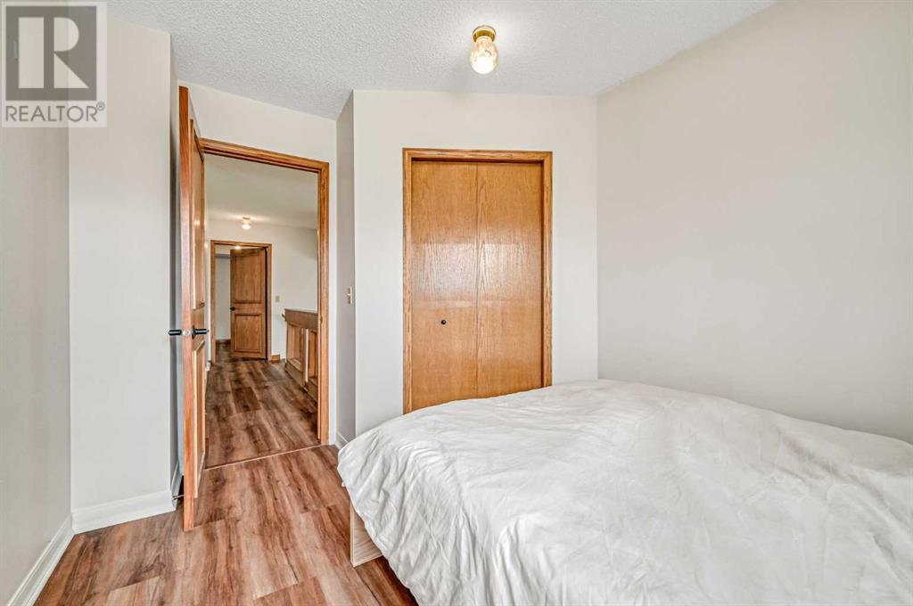 Single Family House 5 Level for Sale in  Sandpiper Way NW Sandstone Valley Calgary 