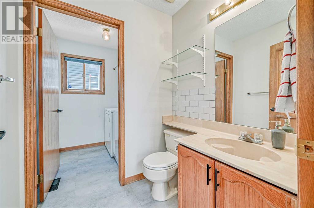 Single Family House 5 Level for Sale in  Sandpiper Way NW Sandstone Valley Calgary 