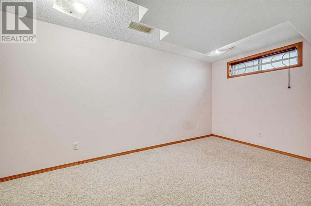 Single Family House 5 Level for Sale in  Sandpiper Way NW Sandstone Valley Calgary 