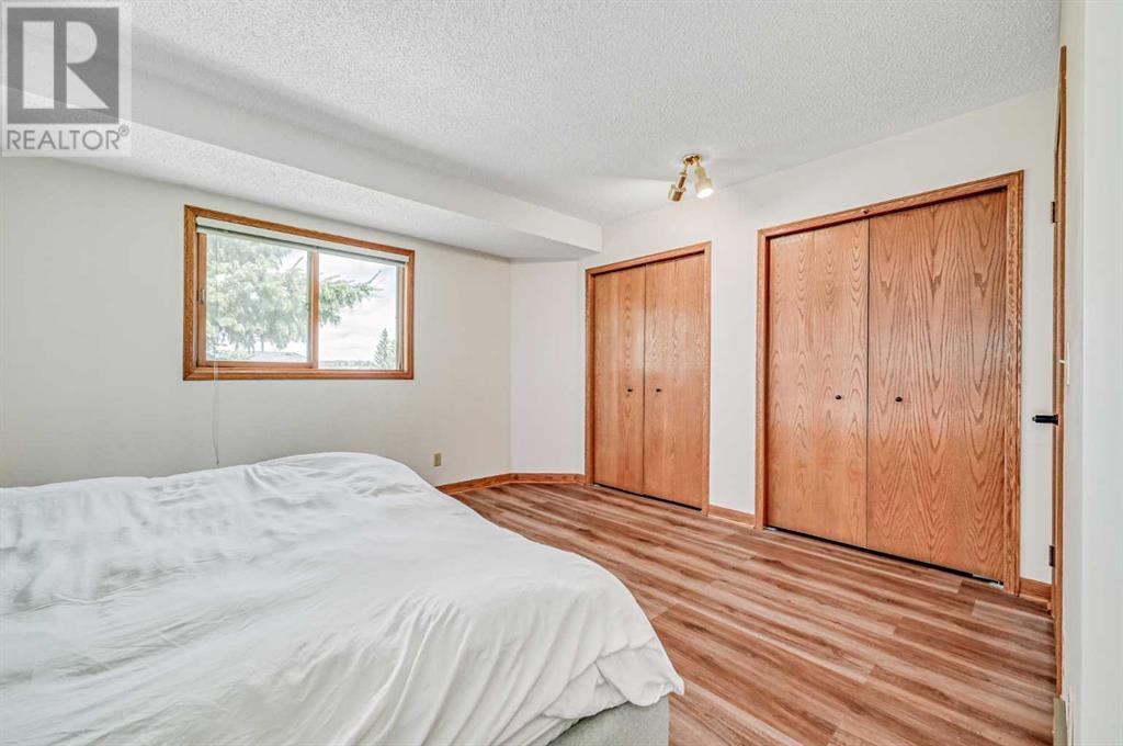 Single Family House 5 Level for Sale in  Sandpiper Way NW Sandstone Valley Calgary 