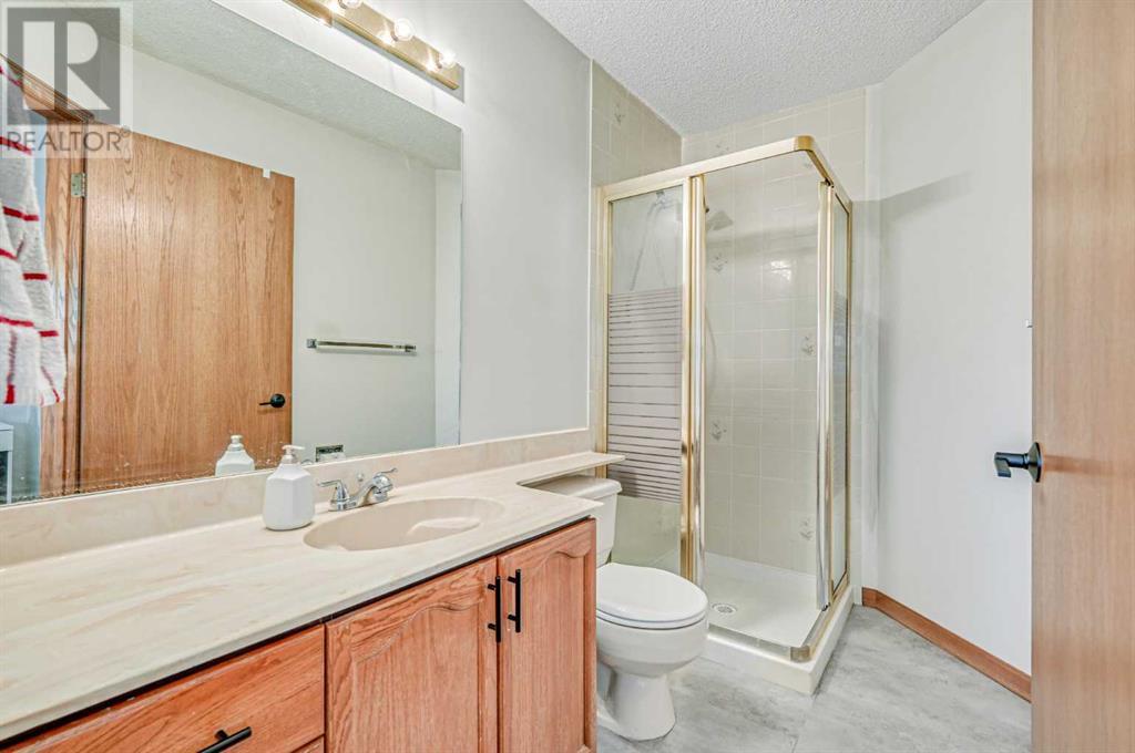 Single Family House 5 Level for Sale in  Sandpiper Way NW Sandstone Valley Calgary 